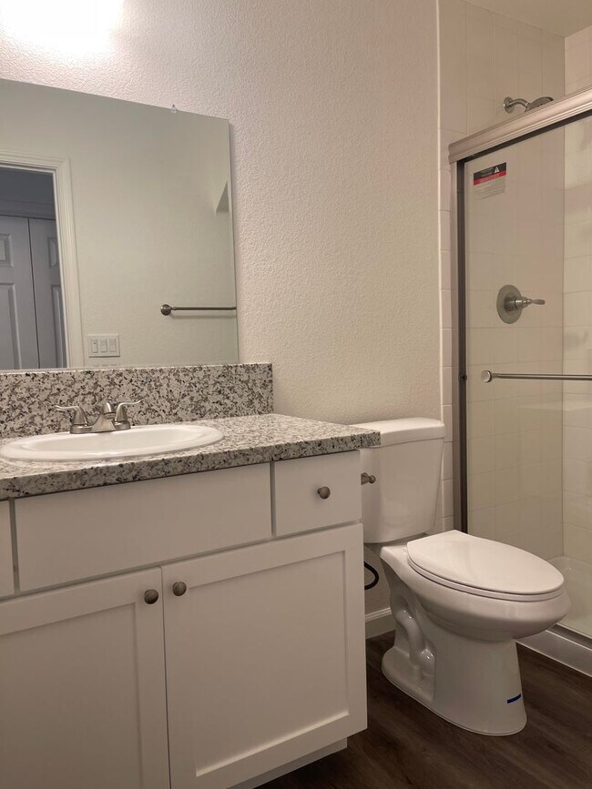 Building Photo - Townhouse in a gated community near Creeks...