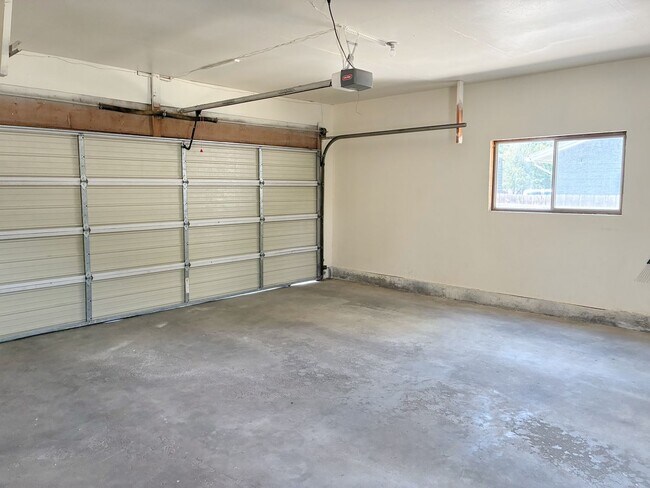 Building Photo - Spacious 5 Bed, 3 Bath Home for Rent in Idaho Falls!