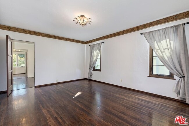 Building Photo - 1304 San Vicente Blvd