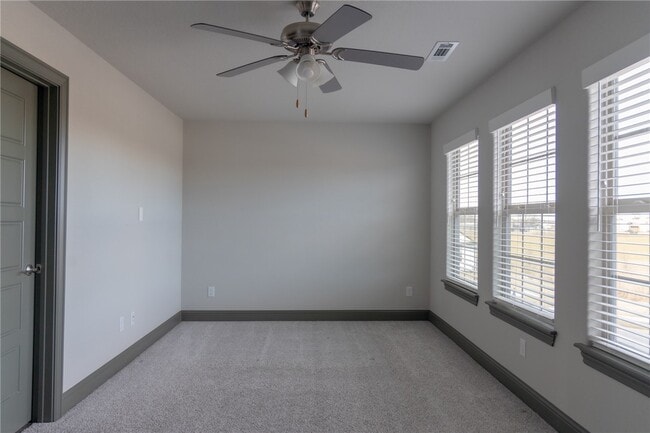 Building Photo - 201 Vicks Cir