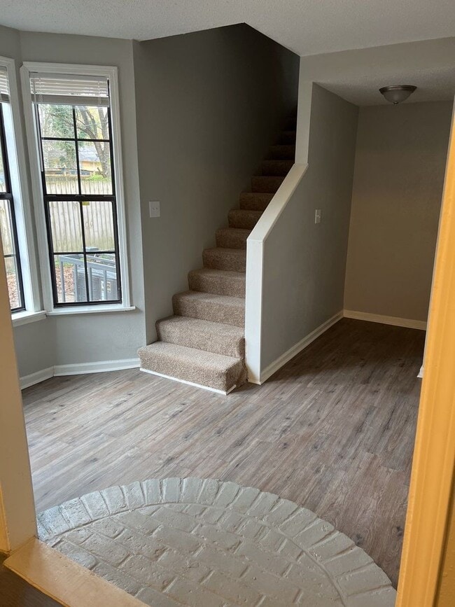 Building Photo - Charming 4 Bdrm, 3 Bath Home | U of M Area | Open To Section 8