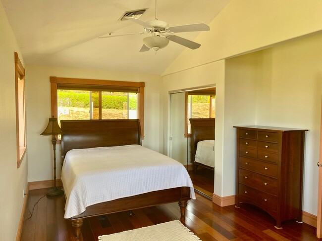 Building Photo - Stunning Launiupoko 2BR Rental – Ocean Vie...