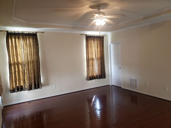Building Photo - WOODBRIDGE POINTE