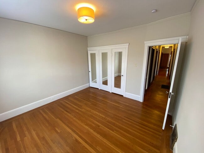Building Photo - Epic REA - Spacious Light-filled Corner House 4BD/ 2BA