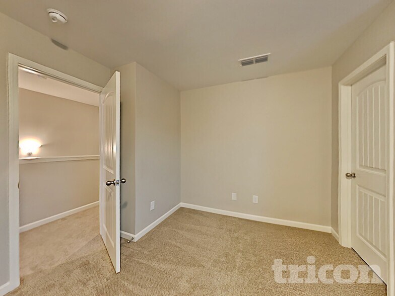 Building Photo - 604 Eagle View Dr