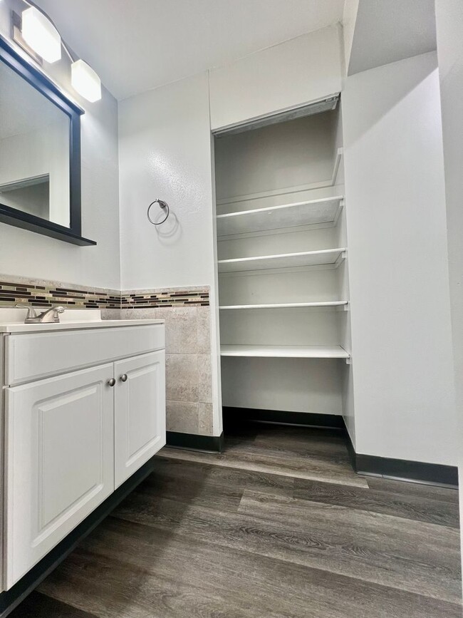 Building Photo - Beautiful 1/1/1 with Sunset Views