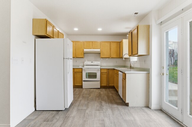 Building Photo - 464 E Center St