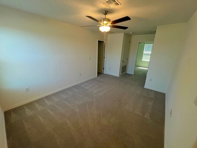 Building Photo - Sapcious 5-Bedroom Home In Quiet Lakeland ...