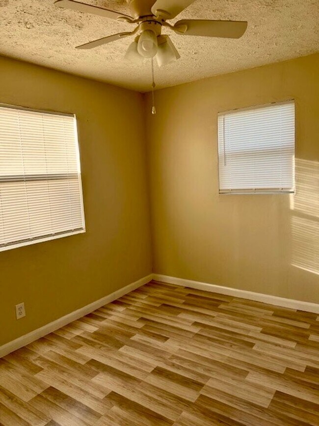 Building Photo - 3/1 House in Ft. Pierce