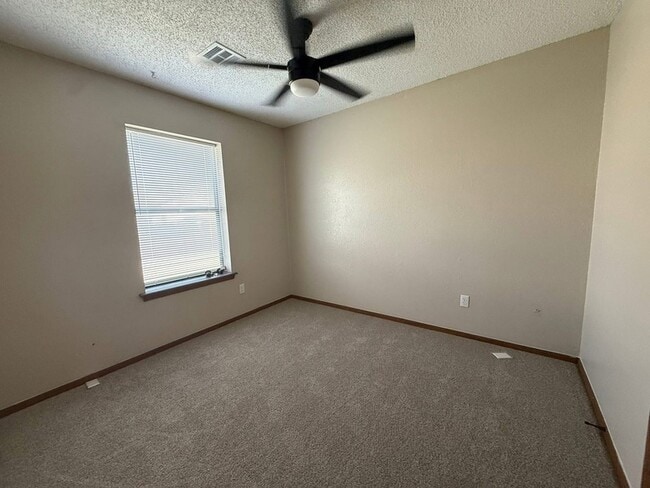 Building Photo - 8212 N 118th E Ave