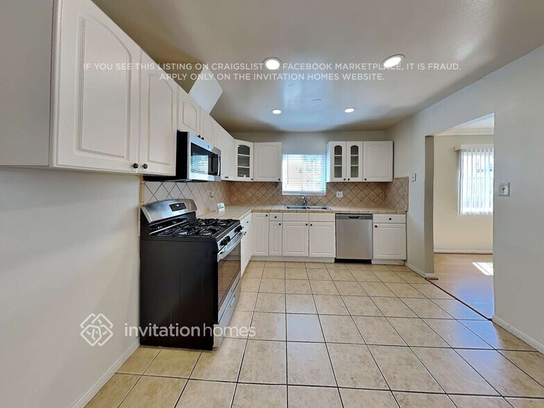 Building Photo - 7943 Lasaine Ave