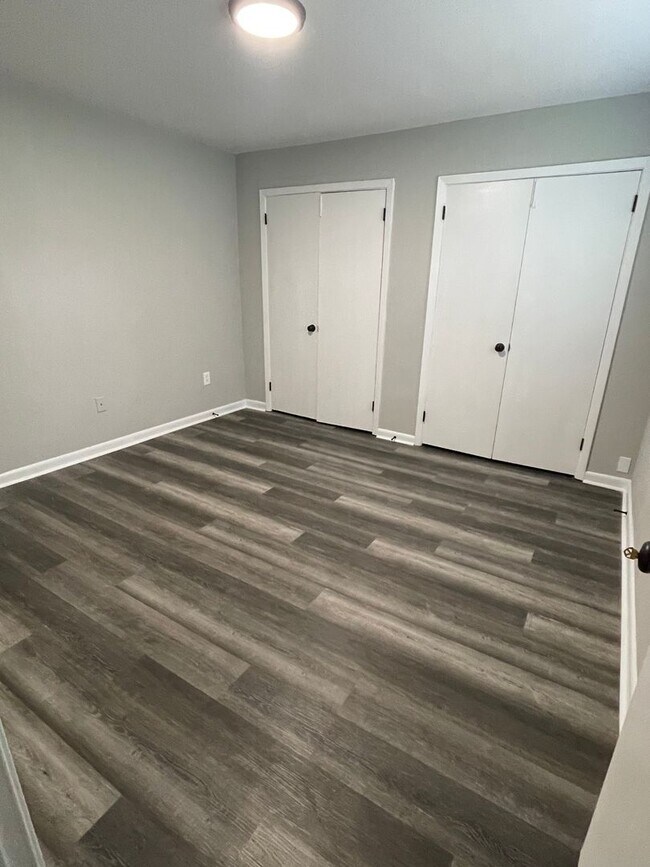 Building Photo - 2Bd/1.5Ba Townhouse located on the Germantown/Memphis Line!