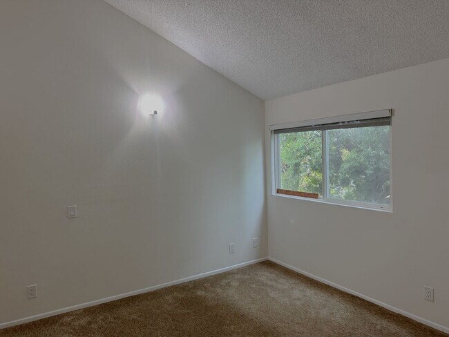 Building Photo - 2 + 2.5 Santa Monica Condo townhouse