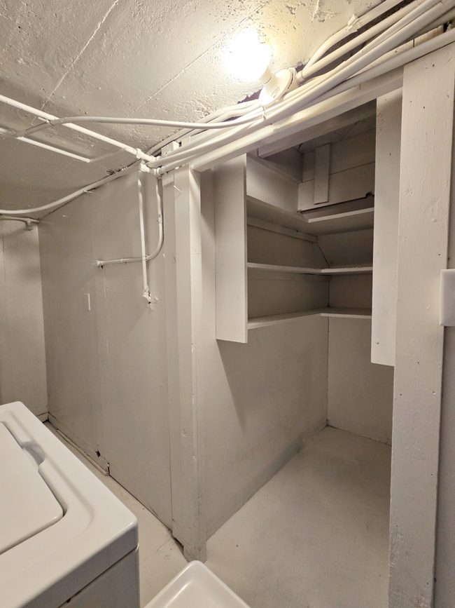 Building Photo - Newly Renovated, Clean & Bright 2 Bedroom, 1 Bathroom Apartment for Rent in Shelley - Washer/Drye...