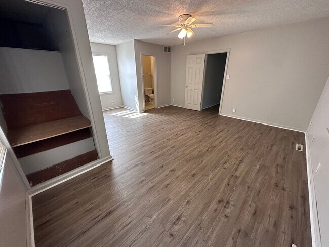 Building Photo - $1250 - 3 bed 1.5 bath - Single Family Hom...