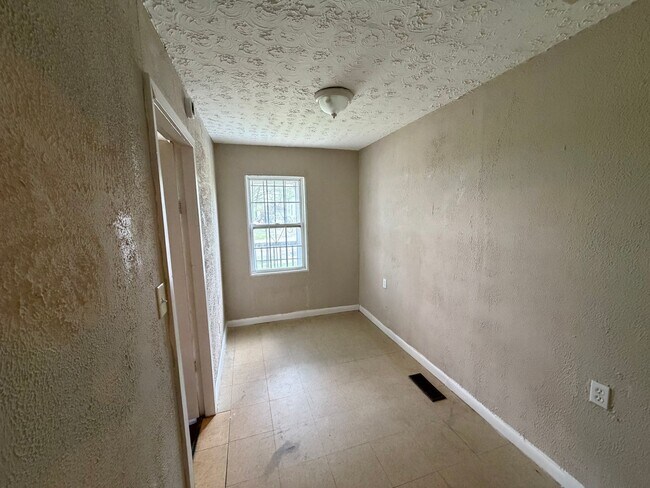 Building Photo - 2344 East Ave