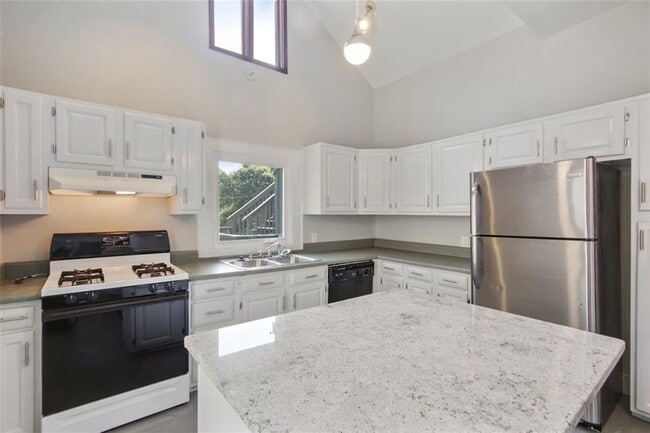 Building Photo - 693 Myrtle St NE