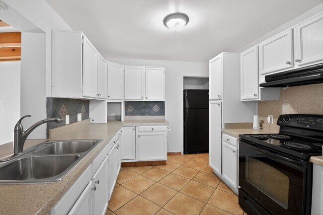 Building Photo - 2272 E Blacklidge Dr