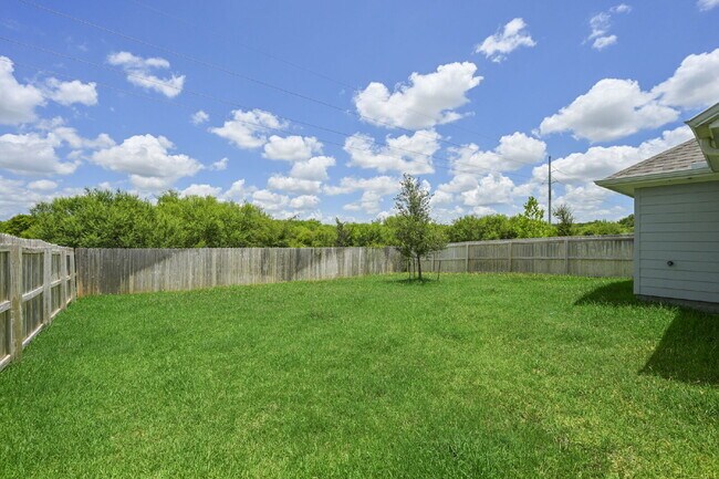 Building Photo - Immediate Move in 3 Bedroom, 2 Bathroom Home with 2 Car Garage