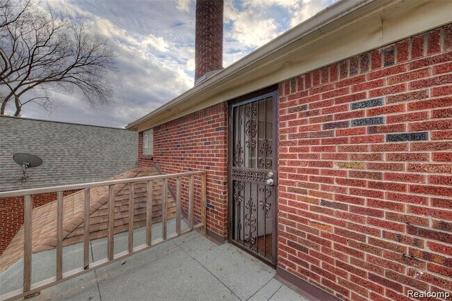 Building Photo - 16890 Sorrento Ave