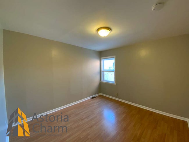 Building Photo - 3 Bed with Finished Basement, Skylight Bath, and Private Yard