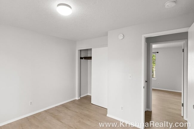 Building Photo - Charming 3 Bedroom | 2 Bathroom Duplex | Private Backyard | Near Washington Square Mall