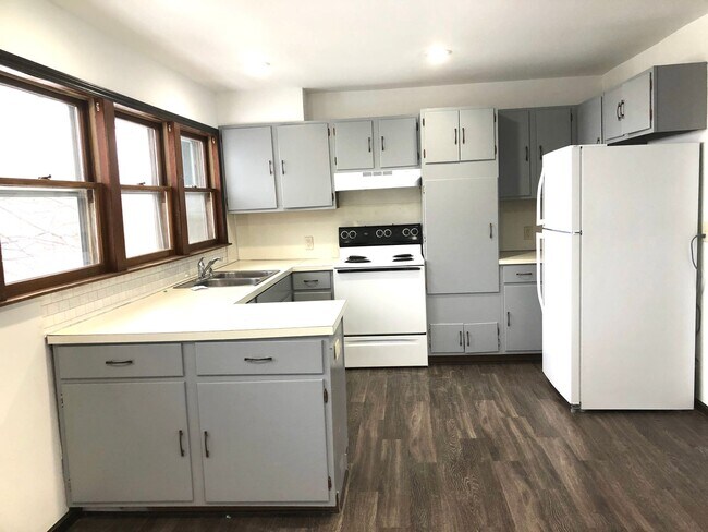 Building Photo - 122 W Cedar St