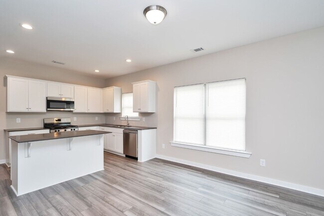 Building Photo - Gorgeous 3BR Home – Fresh Renovation with Appliances Included!