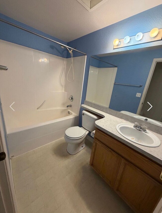 Building Photo - 3 bed|2 bath house with NEW PAINT & CARPET!