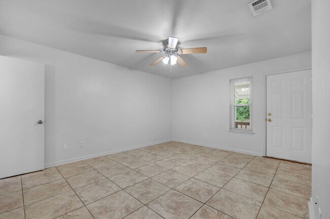 Building Photo - NW Tallahassee Duplex