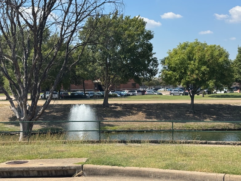 Building Photo - 903 Redbud Dr