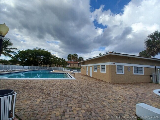 Building Photo - 10036 Twin Lakes Dr