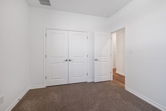 Building Photo - Homey 4 Bedroom, 2 Bath, 1-Story Home in H...