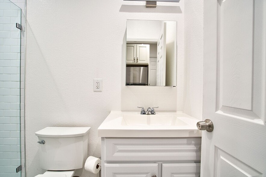 Building Photo - 1351 Eastshore Dr