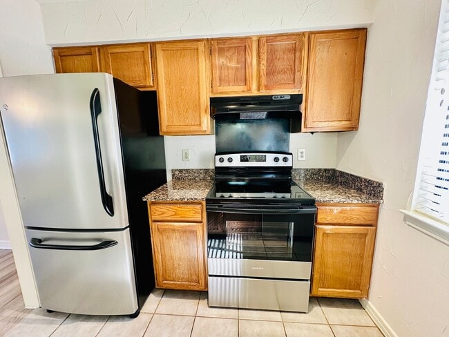 Building Photo - Ground Floor 1BR Condo with Private Yard i...