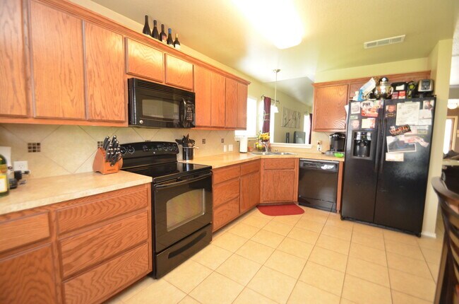 Building Photo - Gorgeous 3 bedroom 2 bath home in desired ...