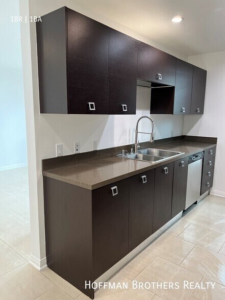 Building Photo - 1418 N Poinsettia Pl