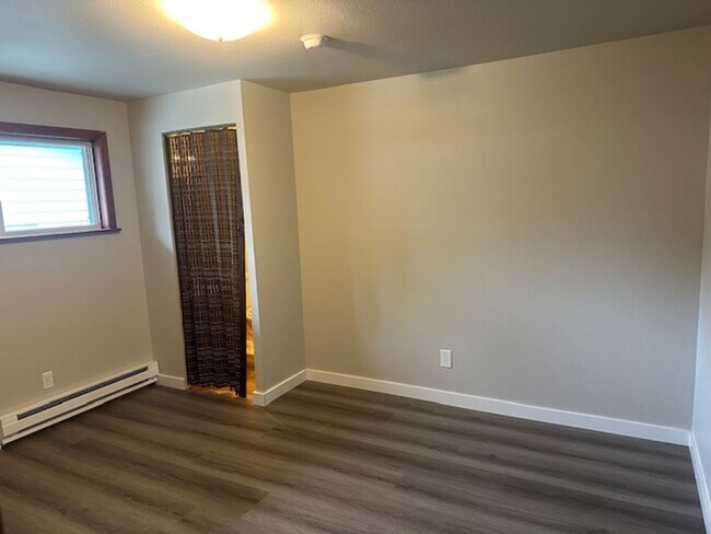 Building Photo - Lightly Updated 4 Bed Everett Home w/ Large Detached Garage/Workshop!