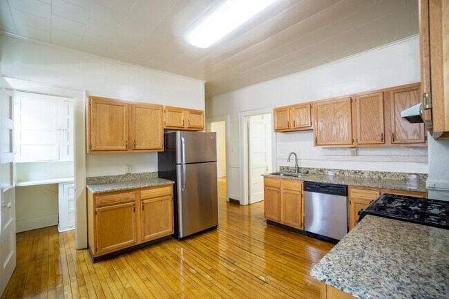 Building Photo - 3 Bedroom Apartment with Great View of Tho...