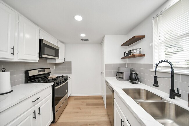 Building Photo - 8631 Valley Ledge Dr