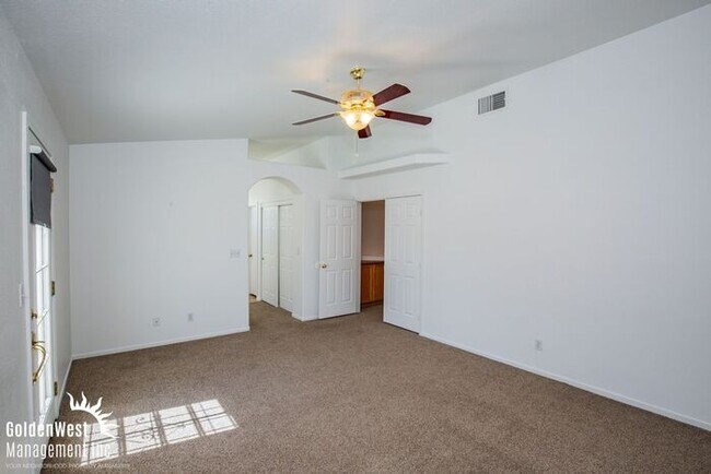 Building Photo - Bright & Spacious 3Bdm 2.5Ba Home with Private Backyard in Las Vegas