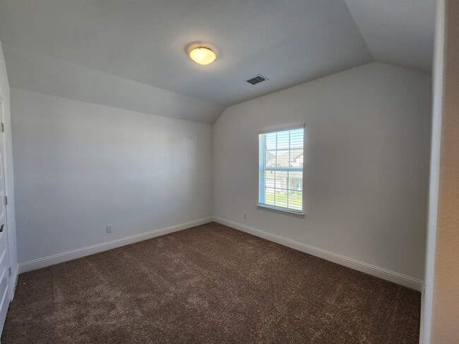 Building Photo - Move-in Special: 50% off second full month...