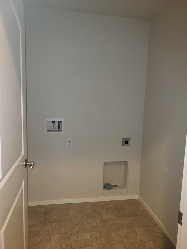 Building Photo - **$500 Move In Special**Beautiful 3 Bed 2.5 Bath 3 story home in South Hill Puyallup