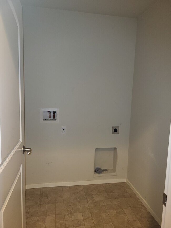 Building Photo - Beautiful 3 Bed 2.5 Bath 3 story home in South Hill Puyallup