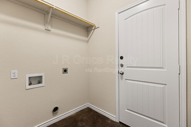 Building Photo - 120 Flat Creek Dr