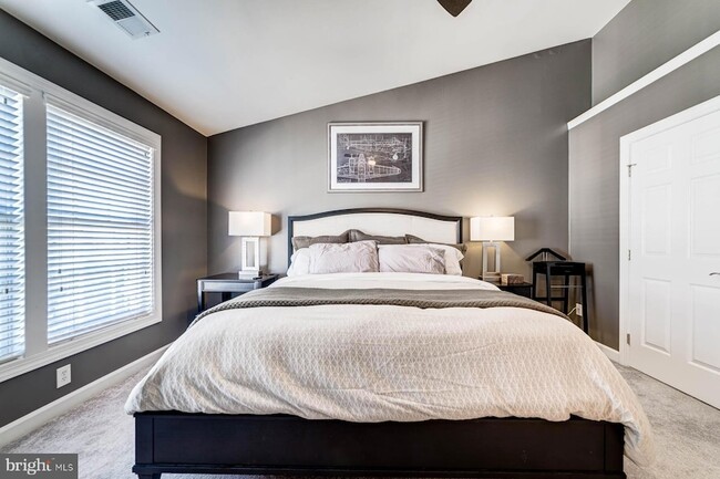 Building Photo - 947 Harrison Cir