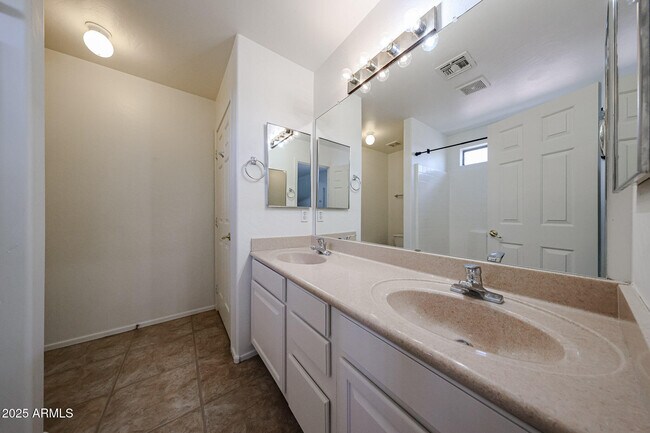 Building Photo - 453 N 105th Pl