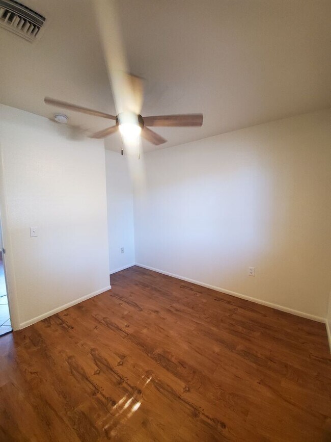 Building Photo - 4 bedroom, 1.5 bath - North Phoenix - Big ...
