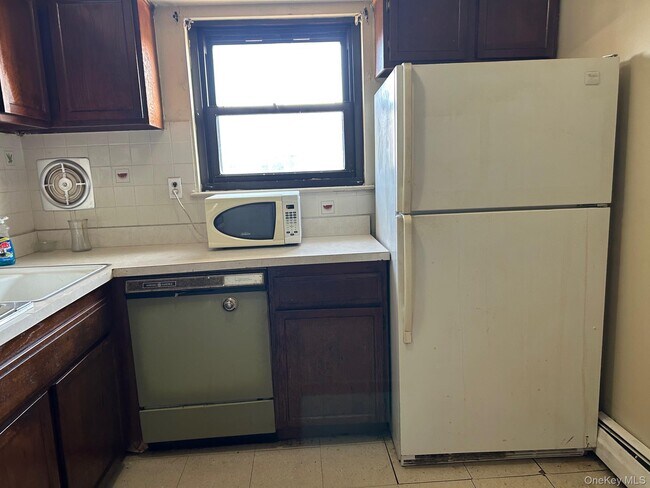 Building Photo - 68 Sneden Pl W