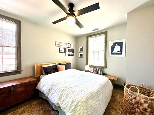 Building Photo - 3 Bedroom 2.5 Bath House in the hip Elliot...